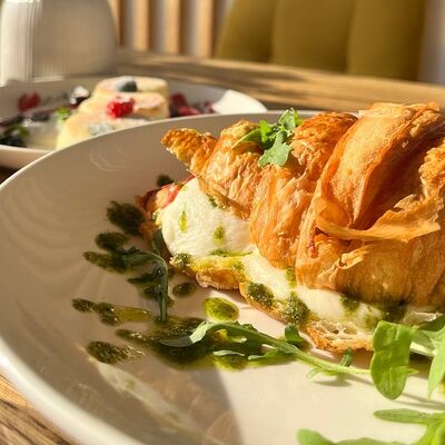 Круассан с моцареллой в Искра по цене 550 ₽