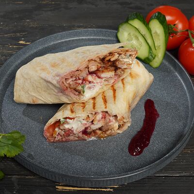 Шаурма с клюквой и мягким сыром (большая) в Proжарка по цене 473 ₽