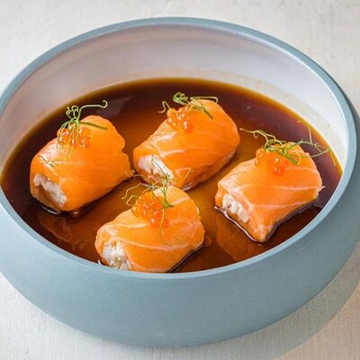 Ролл с лососем, крабом и соусом понзу в Cafe Imperial по цене 2700 ₽