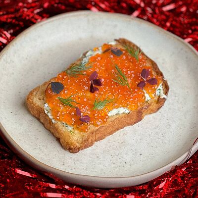 Бриошь с икрой форели и взбитым сливочным маслом с зеленью в Offshore по цене 650 ₽