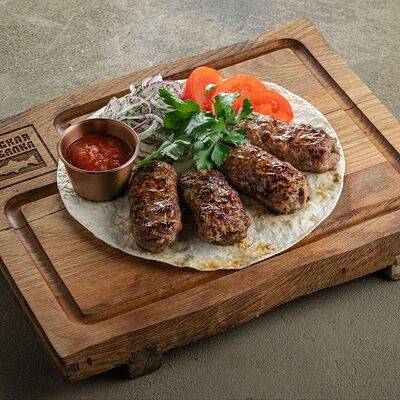 Люля-кебаб из говядины и свинины с пряным томатным соусом в Русская рыбалка по цене 890 ₽