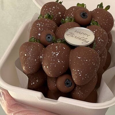 Бенто-торт из клубникив Клубника в шоколаде по цене 4140 ₽