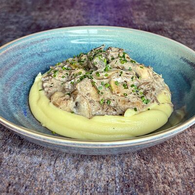 Бургиньон с грибным соусом и картофельным пюре в Pink milk x Lift по цене 940 ₽