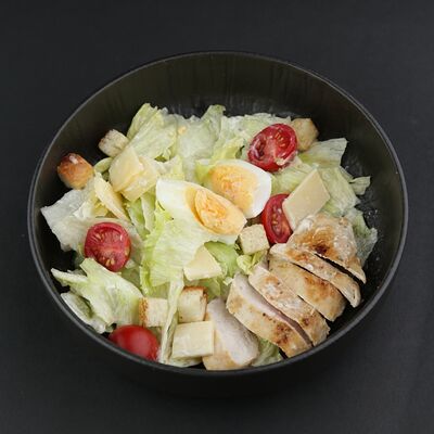 Цезарь с курицей в Pho Tom по цене 450 ₽