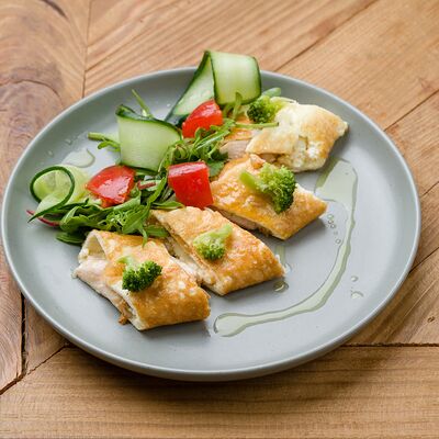 Ролл Омлет с куриной грудкой и овощами в Debaton по цене 375 ₽