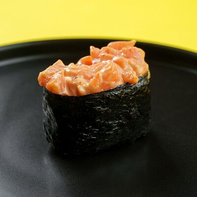 Спайси суши с лососем в ТаКима по цене 499 ₽