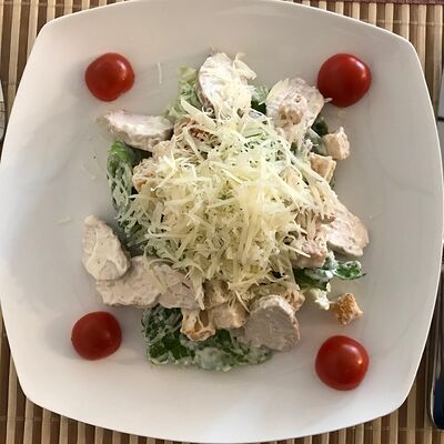 Салат Цезарь с курицей в Очаг по цене 440 ₽
