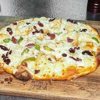 Итальянская лепешка с сыром, оливками, орегано в Wine & Pinsa