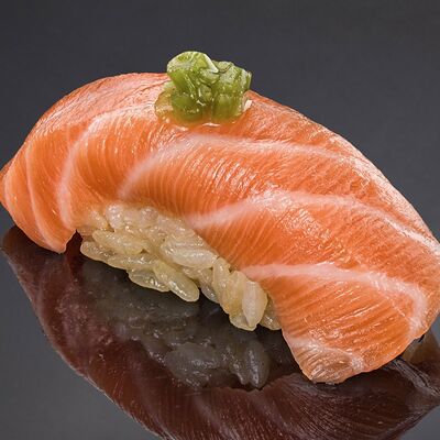 Лосось с маринованным стеблем васаби в Bluefin по цене 340 ₽