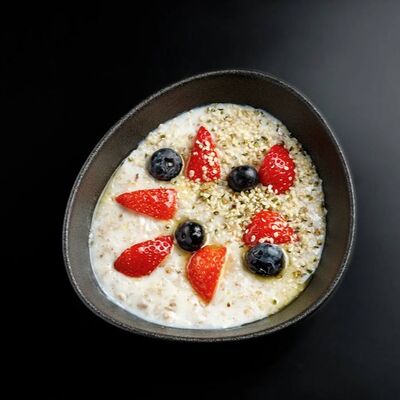 Овсяная каша со свежими ягодамив Stories по цене 599 ₽