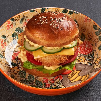 Бургер с куриным шницелем в Lafa Lounge по цене 440 ₽