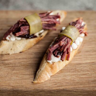 Брускетта с копченым брискетом и винным луком 8 штук в Svekla Catering по цене 1800 ₽