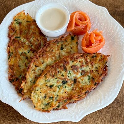 Драники с лососем и копченой сметаной в Cook cafeshop по цене 1150 ₽