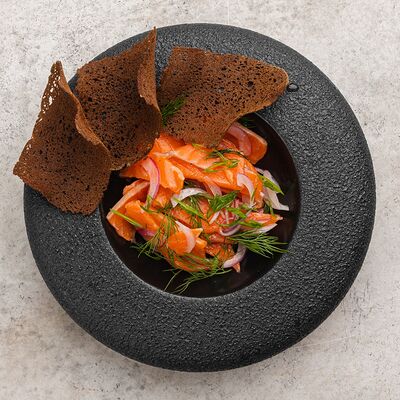 Чушь из дикого лосося с чипсами из бородинского хлеба в Ресторан Европа по цене 850 ₽