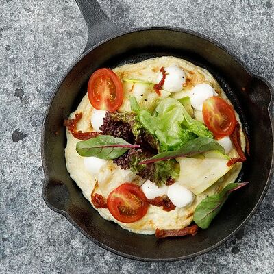 Омлет с моцареллой буффало и миксом томатов в Pizzahouse по цене 360 ₽