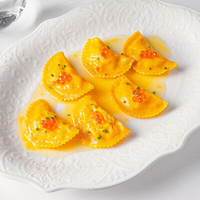 Вареники с крабом и красной икрой в Loona по цене 990 ₽