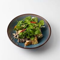 Тёплый салат с говядиной и баклажанами в Финнеганс