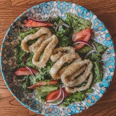 Салат из кальмаров с медовым соусом в Соль & Перец по цене 487 ₽