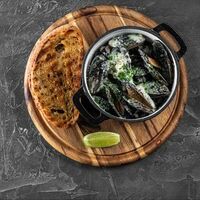 Мидии в сливочно-сырном соусе с сыром дорблю в Mesto Sushi & Grill