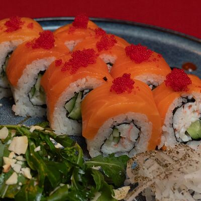 Ролл со снежным крабом и лососем в Ики изакая по цене 1150 ₽