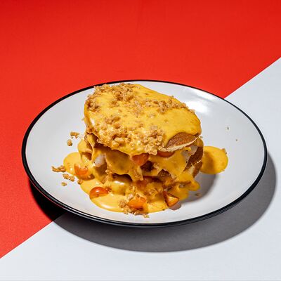 Панкейки с беконом, черри и сырным чеддер-соусомв Yolo по цене 450 ₽