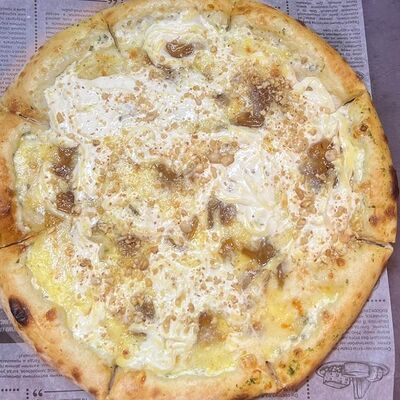 Пицца с карамелизированной грушей и сыром страчателлав Лось Лосось по цене 940 ₽