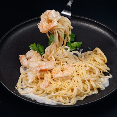 Сливочная паста Карбонара с креветками в Мидийный рай по цене 680 ₽