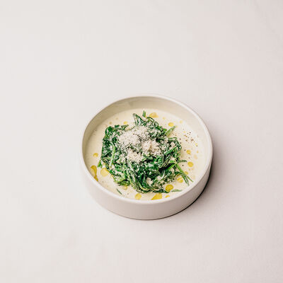 Шпинат со сливками и пармезаном в Клёво по цене 600 ₽