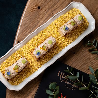 Риет из курицы, карамельная бриошь, печеные яблоки в Цыпочка по цене 750 ₽