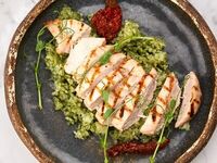 Куриная грудка с рисом в соусе «песто» в Mojo