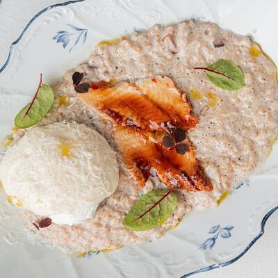 Трюфельная овсянка с белыми грибами, угрём и яйцом пашот в Madame Zhu по цене 940 ₽