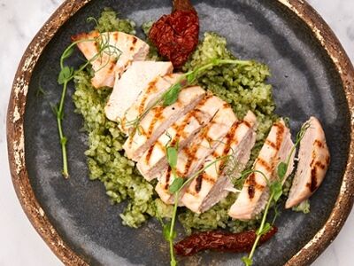 Куриная грудка с рисом в соусе «песто» в Mojo по цене 480