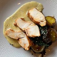 Нежный цыпленок с муссом из кукурузы, картофелем бейби и с вешенками в More More