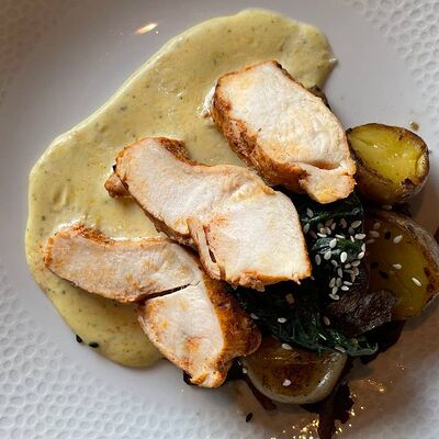 Нежный цыпленок с муссом из кукурузы, картофелем бейби и с вешенками в More More по цене 430