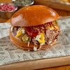 Бургер с рваным мясом cвинoй рульки в BBQ Beer Restaurant по цене 900