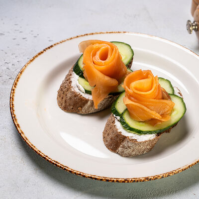 Тапас с лососем в Чайка по цене 480 ₽