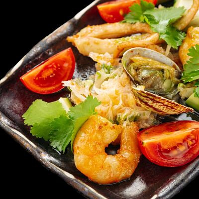 Салат с морепродуктами и коралловыми грибами в Zonda по цене 1010 ₽