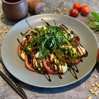 Салат Капрезе в Грузинская кухня Чаме-Чаме