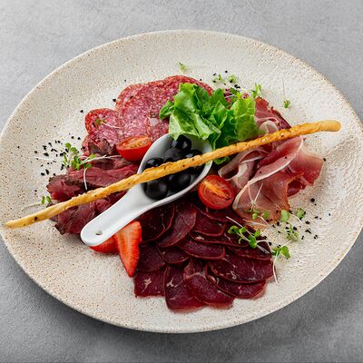 Плато мясных деликатесов в Si M patio по цене 1200 ₽