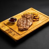 Отбивная из свинины с домашним картофелем и соусом в BBQ Beer Restaurant