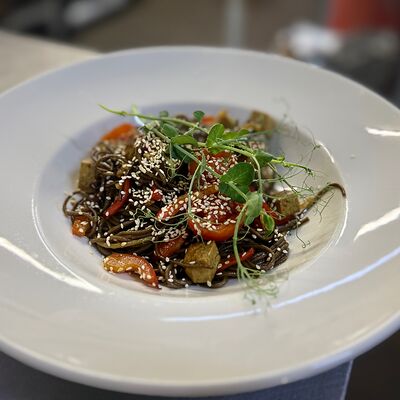 Паста с сыром тофу и овощами в Сосновый Дворик по цене 400 ₽