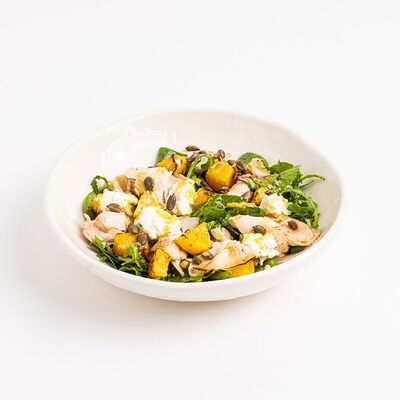 Салат с печёной тыквой, домашней брынзой, индейкой и медовым соусом в Британские Пекарни по цене 545 ₽