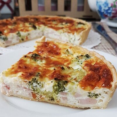 Киш с ветчиной и брокколи в Брауни по цене 245 ₽