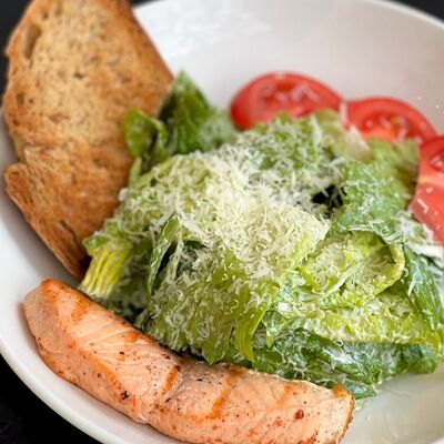 Салат Цезарь с лососем в Berberry & ptichka по цене 799 ₽