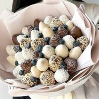 Букет из ягод клубничный Рафаэлло в SweetGift клубника в шоколаде