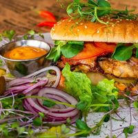 Бургер с цыпленком и беконом в Имбирь