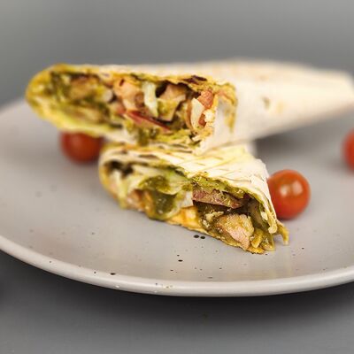 Шаурма вегатарианская в Мужчина готовит по цене 330 ₽