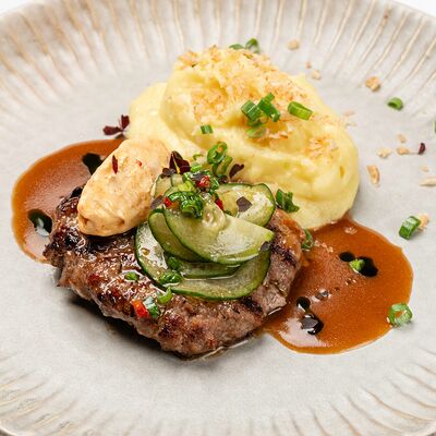 Мясная котлета с пюре и соусом демиглас в SAGA по цене 620 ₽
