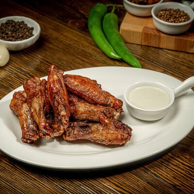 Куриные крылышки в винном соусе в Пловная по цене 580 ₽