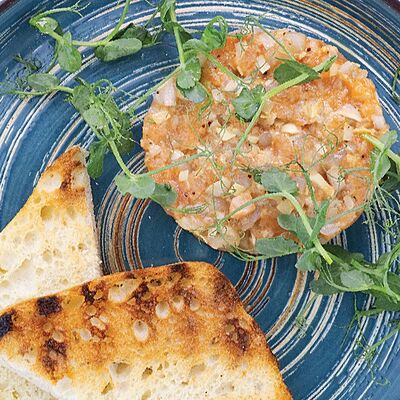 Тартар из лосося и гребешка в Тальятелло по цене 1250 ₽